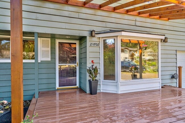 Building Photo - Edmonds 5 Bedroom 3.5 Bath Fully Fenced