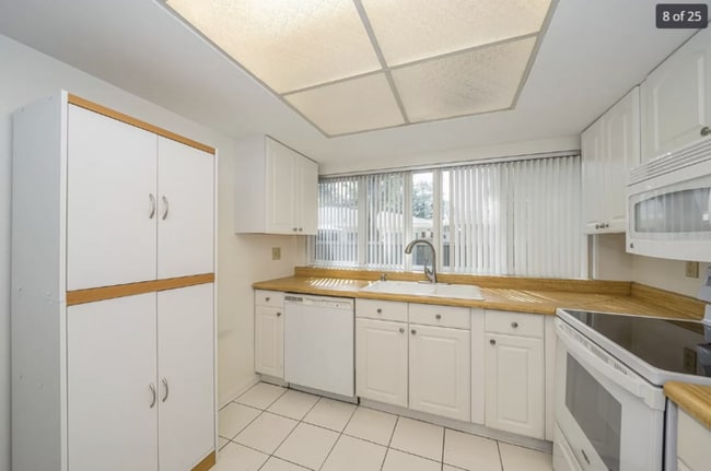 Building Photo - Townhome For Rent in Raintree Manor!