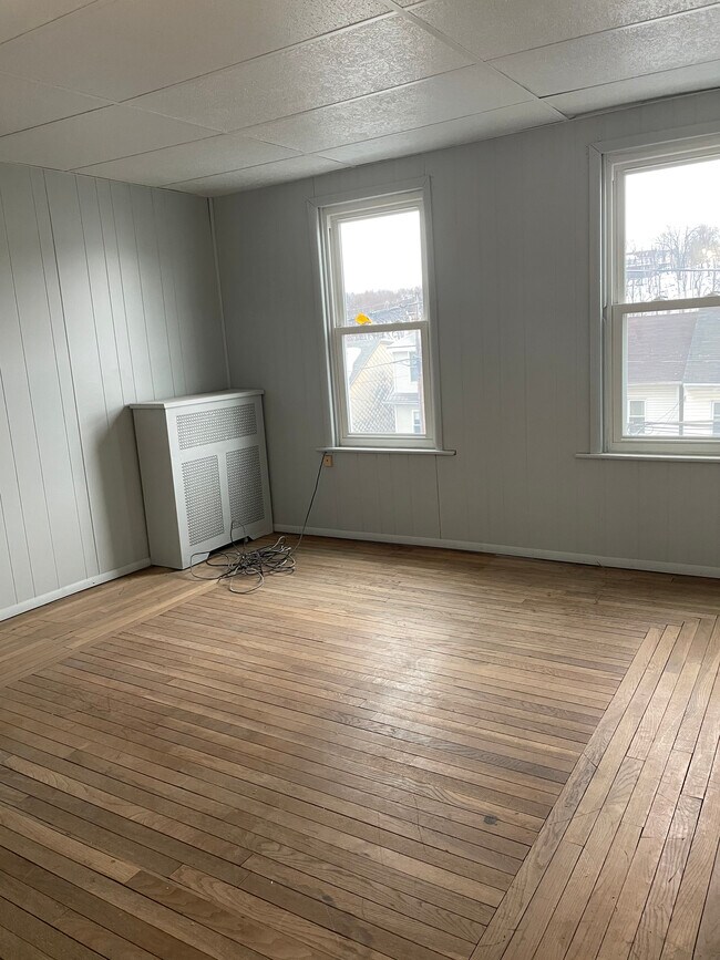 Front Bedroom - 1219 W Walnut St