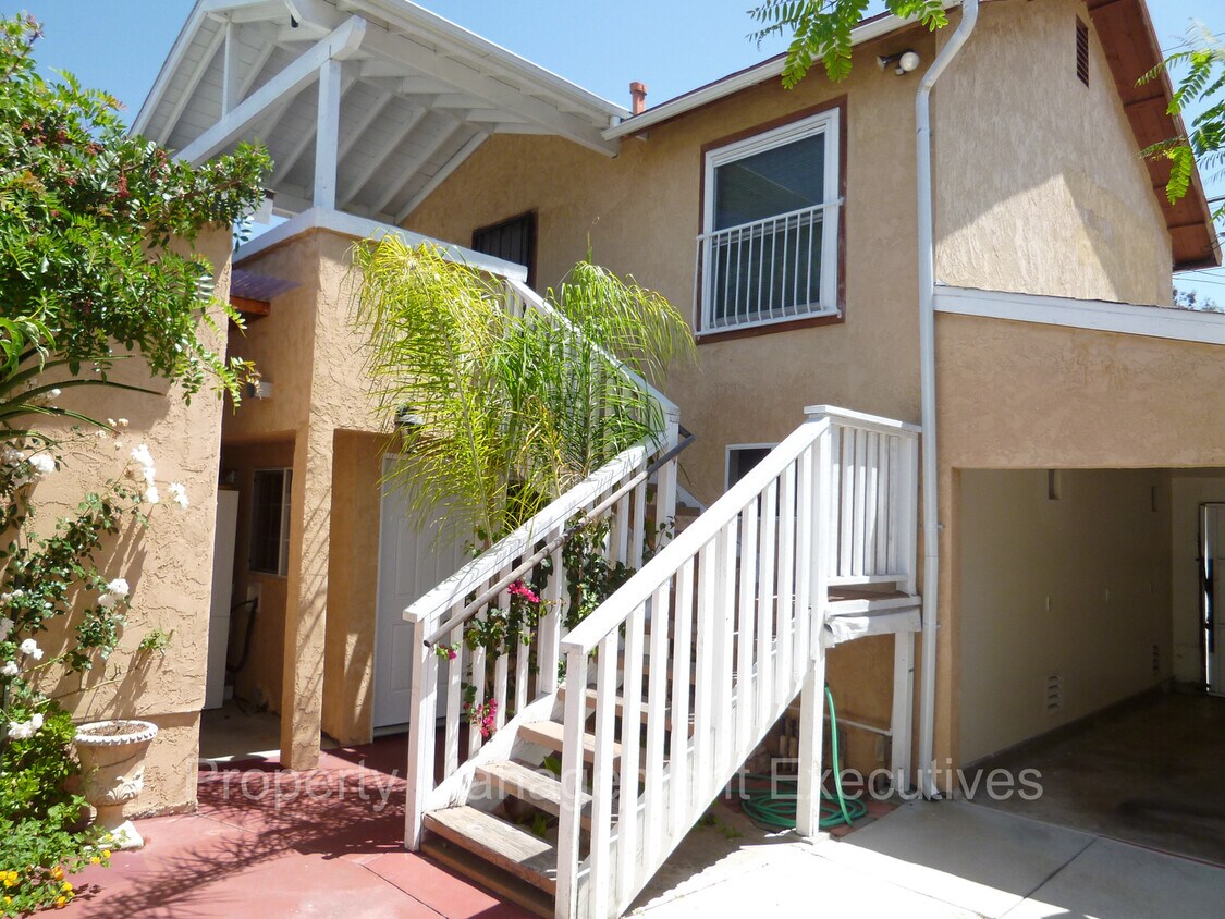 Primary Photo - Smaller 2 Bedroom, 1 Bath Duplex Unit with Garage & Washer/Dryer Hook-Ups