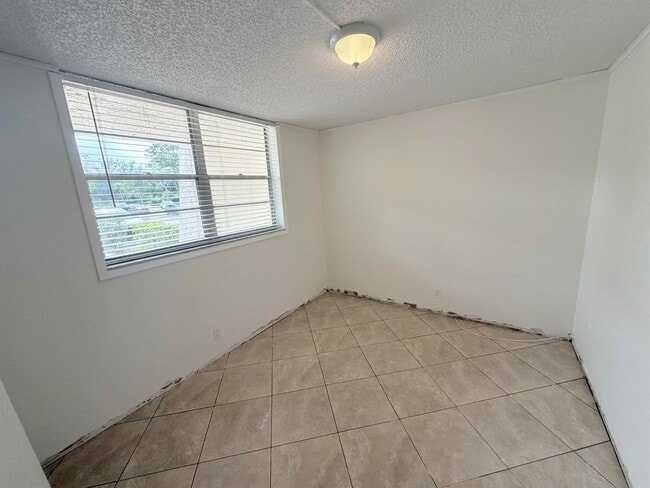 Building Photo - 9230 Lagoon Pl