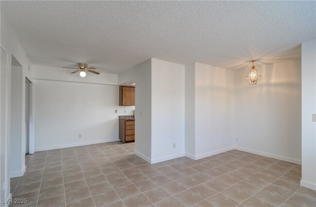 Building Photo - 566 Roxella Ln