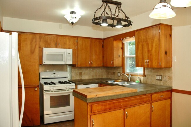 Building Photo - NE GR 3 Bed, 1 Bath Home