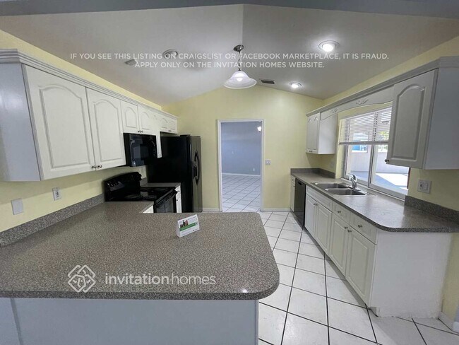 Building Photo - 4228 SW 15th Pl