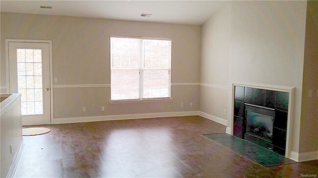Building Photo - 2119 Pinecroft Dr