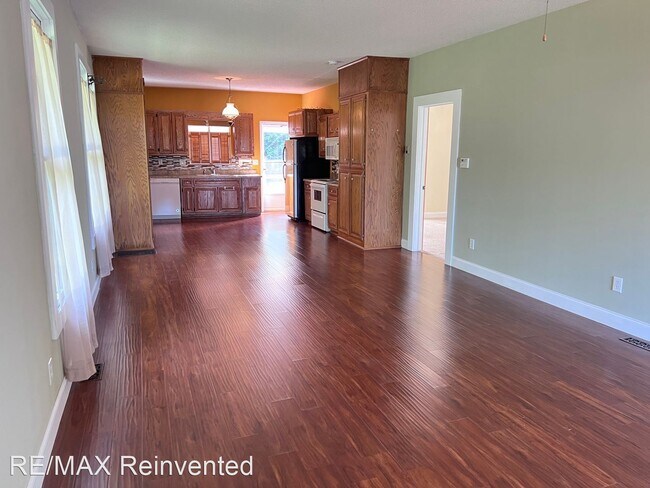 Building Photo - 2 br, 1 bath House - W Forest Ave 411