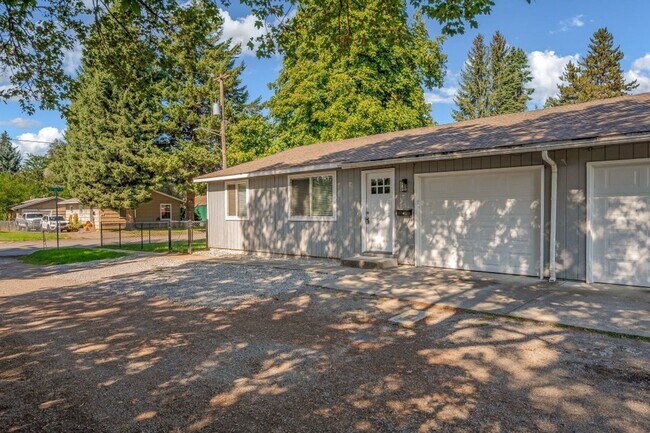 Building Photo - Downtown CDA duplex 3 bed 1 bath