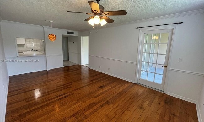 Foto del edificio - 9400 Live Oak Pl