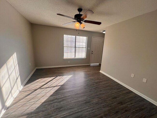 Building Photo - 1800 Labette Manor Dr