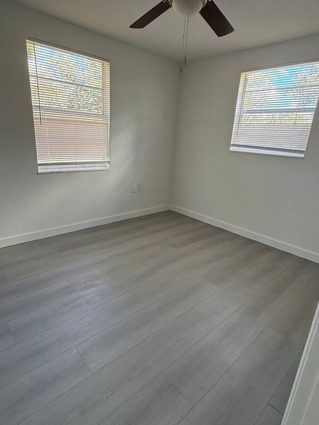 Foto del edificio - 9406 Goldenrod Rd