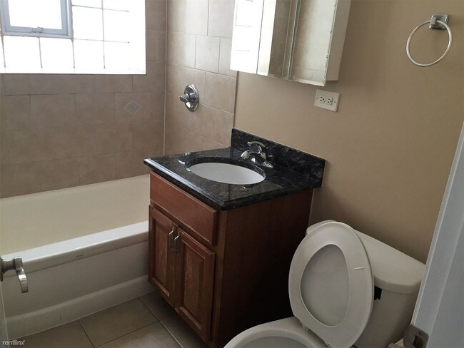 Building Photo - 2 br, 1 bath Apartment - 5856 W Higgins Ave