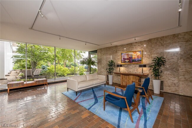 Foto del edificio - 12700 Lake Ave