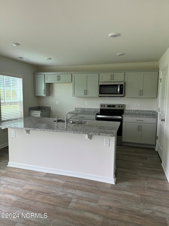 Building Photo - 1301 Fowler Dr