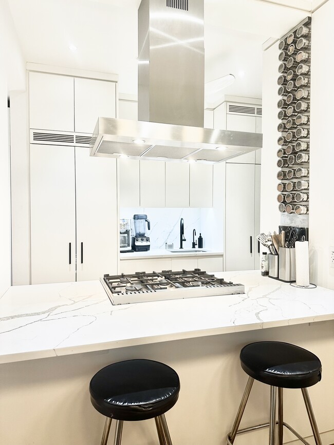 Chefs kitchen with bosh appliances. - 790 Riverside Dr