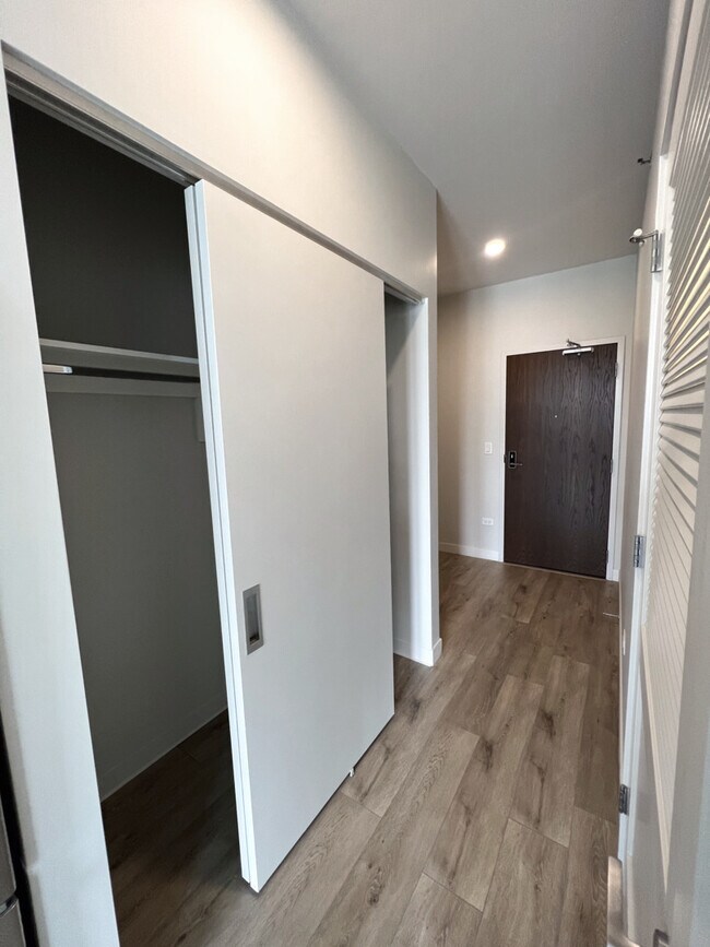 Foto del edificio - 1210 N State Pkwy