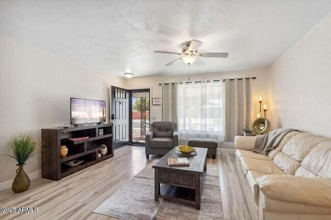 Foto del edificio - 13046 Wildwood Dr