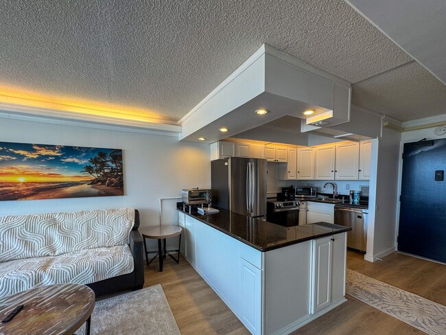 Foto del edificio - Available 03/01/2026. Fully-furnished, high-floor, mountain views, amenities!