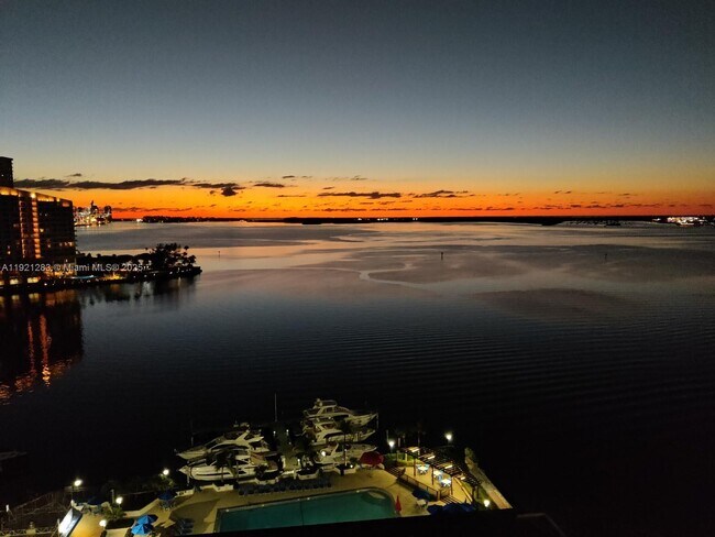Foto del edificio - 905 Brickell Bay Dr