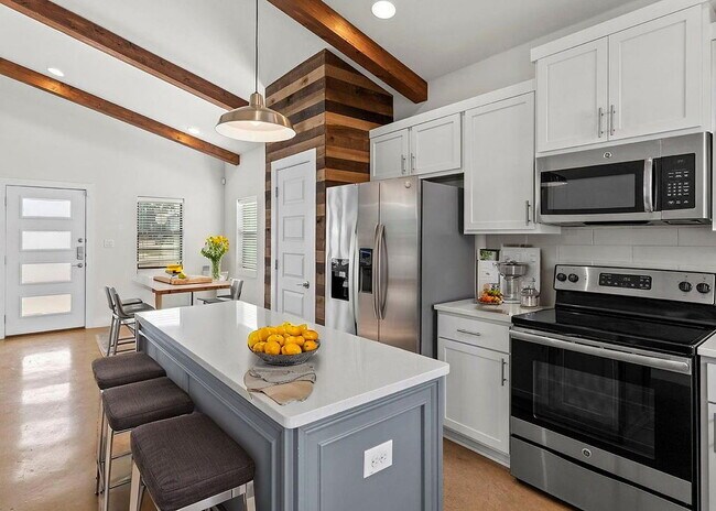 Photo - Stunning Downtown Corner Lot! Apartment