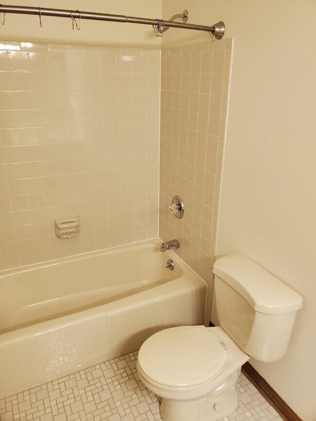 Building Photo - 409 Edwards Dr