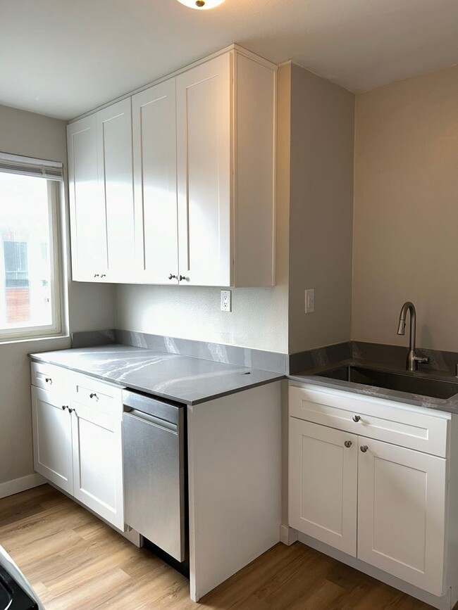Building Photo - Ground Floor - Fully Remodeled 1 BD/ 1 BA!!