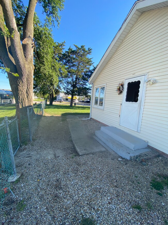 Building Photo - 1412 N Harris Ave