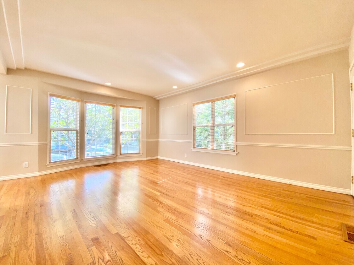 Primary Photo - 129 S Swall Dr