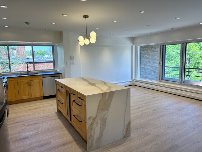 View to dining area & balcony - 6211 Ch De La Côte-Saint-Luc