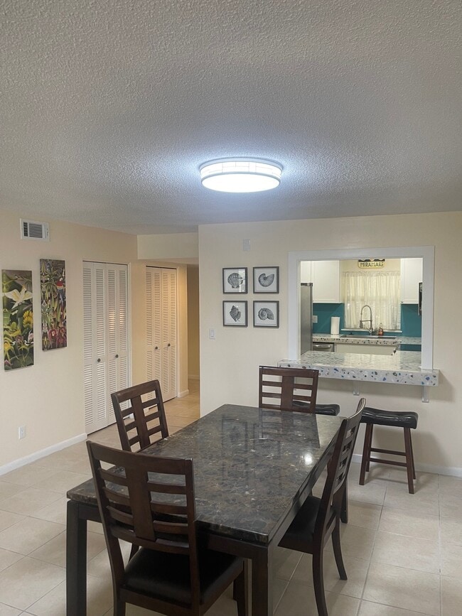 Building Photo - 4026 Silver Palm Dr