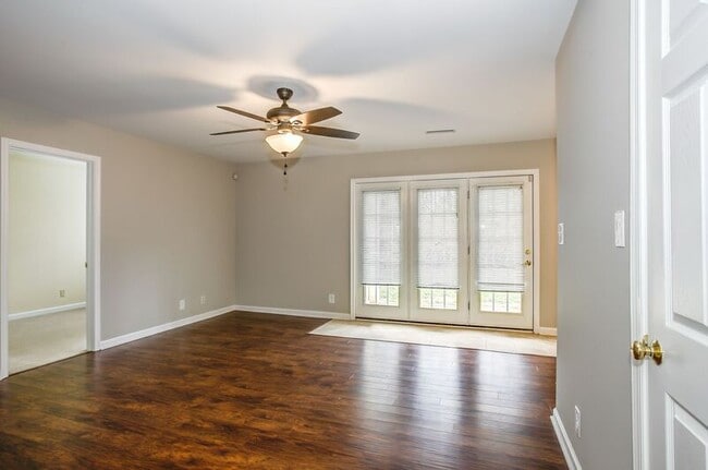 Building Photo - 1221 Villa Ln