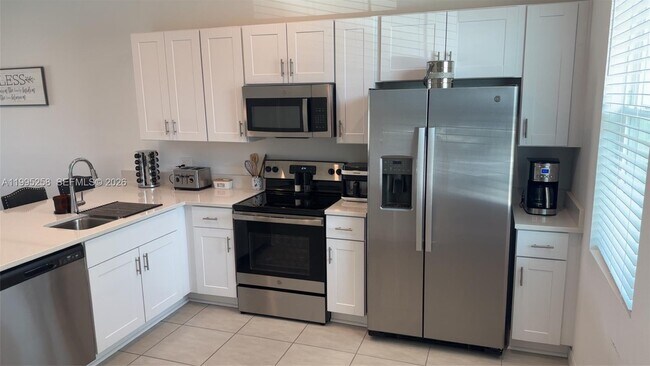 Foto del edificio - 3381 Composition St