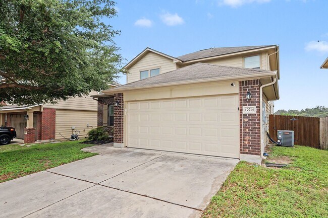 Foto del edificio - Hill Country Views w/ Deck & No Rear Neighbors | 3BR + Game Room & High Ceilings