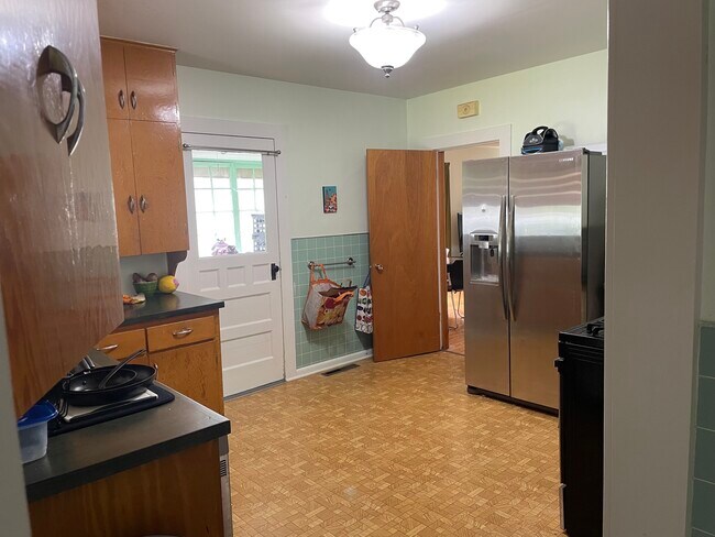 Kitchen - 318 Peterson St