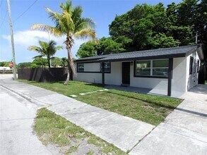 Building Photo - 10 SW 5th Ct