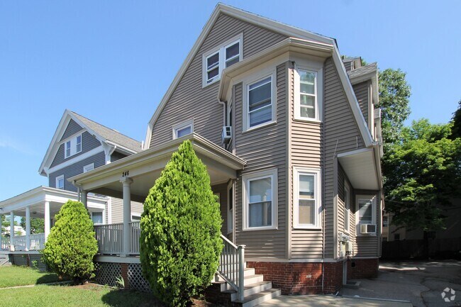 Building Photo - 246 Waterman St