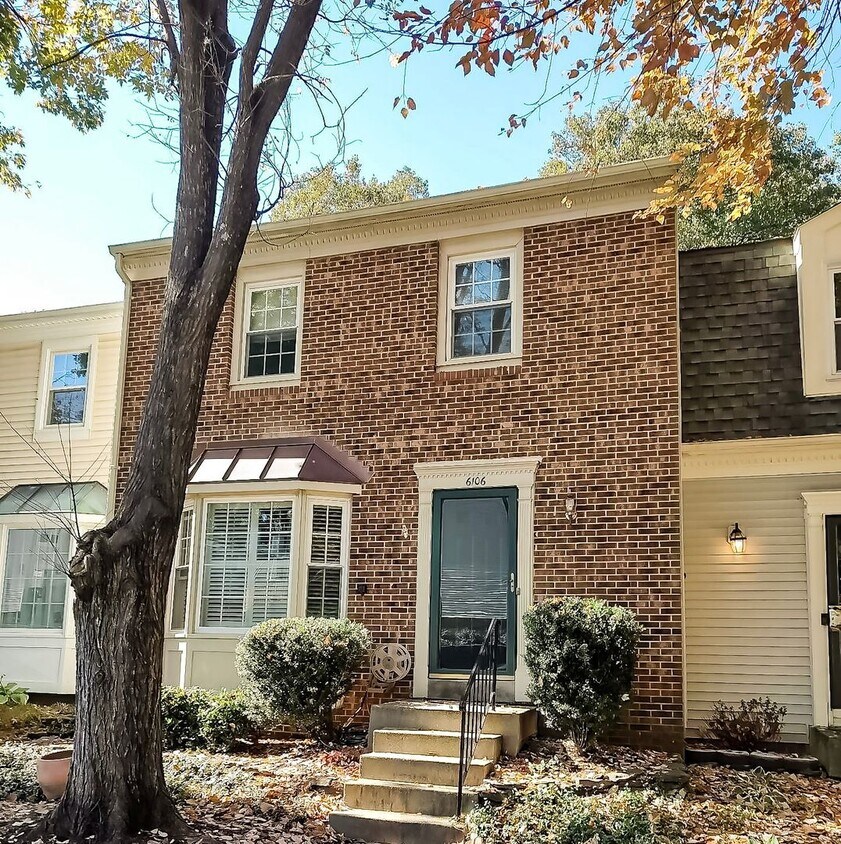 Foto principal - Beautiful 3 Bed, 3.5 Bath Brick Townhouse ...