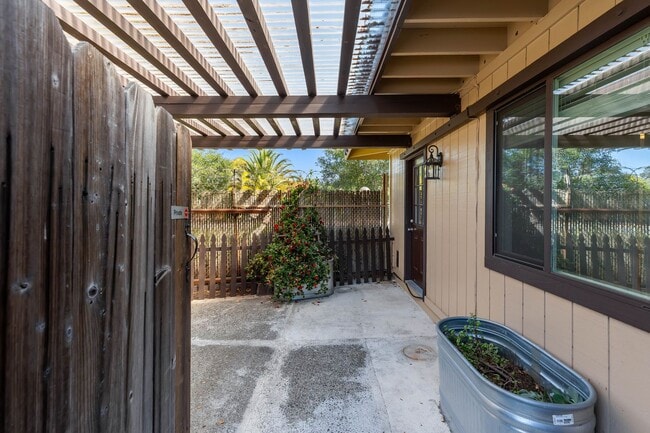 Foto del edificio - Unique 2 Bedroom, 1 Bath Stand-Alone House...