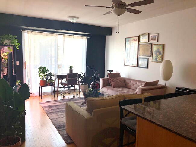 Living Room - 2720 W Cortland St