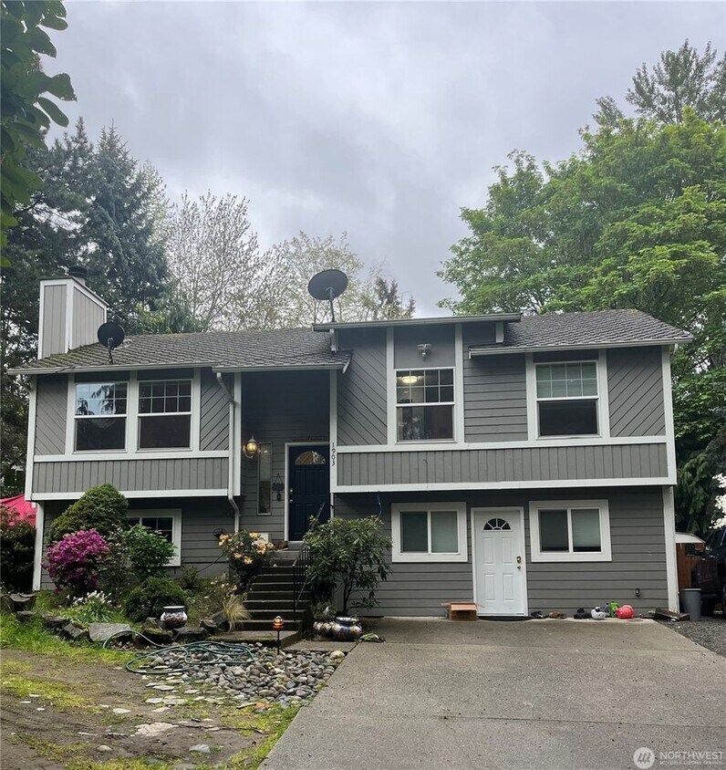 Primary Photo - 4bd/2.5ba Renton House