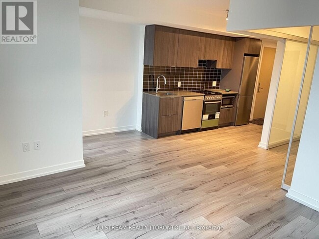 Photo du bâtiment - 395 Bloor St E