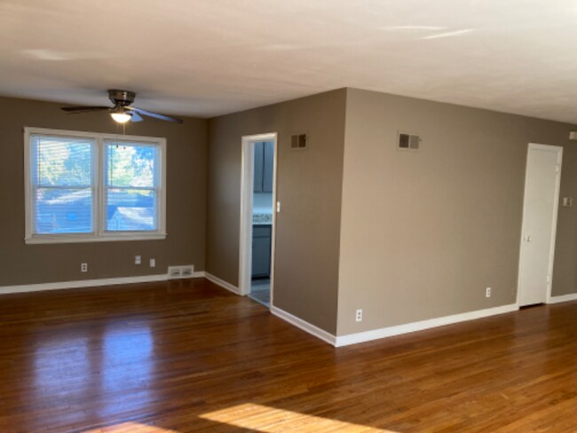 Building Photo - 806 E 75th Terrace