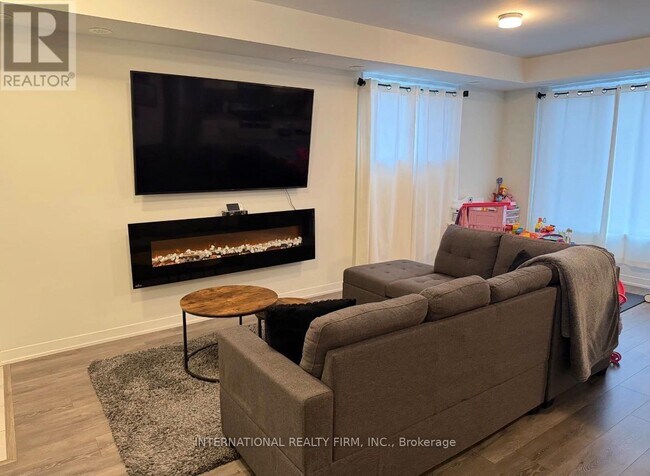 Building Photo - 3405 Ridgeway Dr