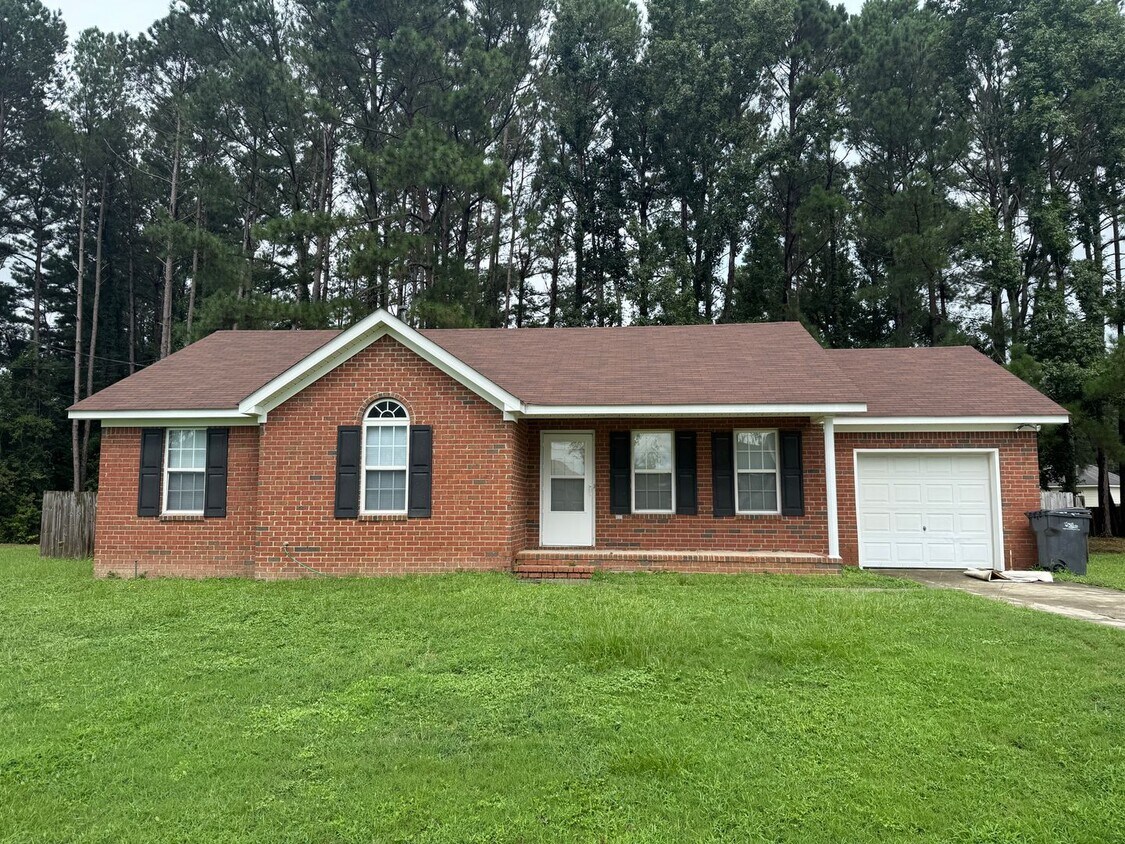 Primary Photo - 3 bed, 2 bath home with back yard and one ...