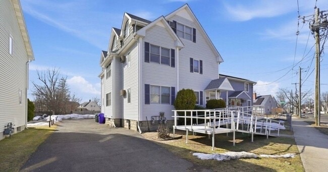 Building Photo - 892 St James Ave