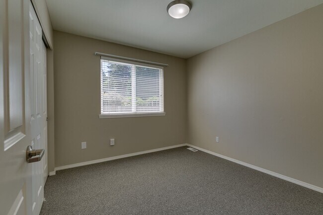 Building Photo - Shoreline Rambler Available NOW! 4 Bed 2 Bath w/spacious backyard!