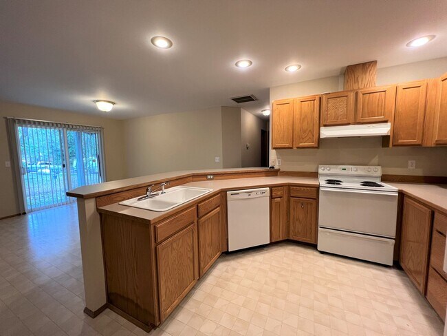 Foto del edificio - Single Story 2 Bdrm Duplex - Near Lake Goo...