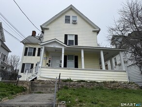 Building Photo - 837 Bank St
