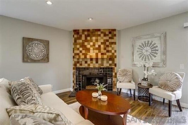 Foto del edificio - Gorgeous Tri-Level End Unit Home