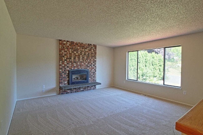 Building Photo - Woodinville Rental Available Now!