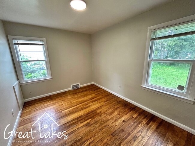Building Photo - Stunning 3 Bedroom 1 Bathroom now availabl...